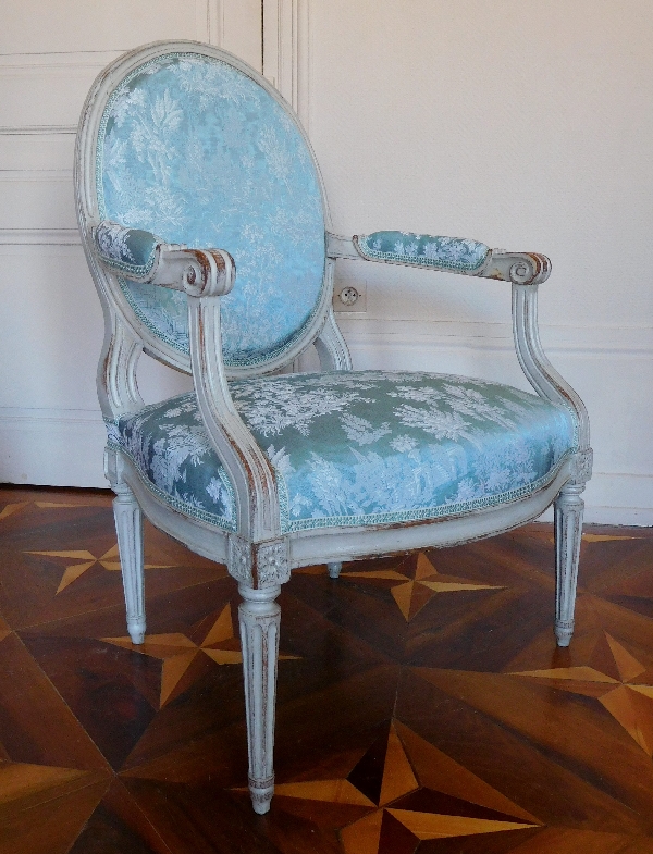 Paire de fauteuils médaillons à la Reine d'époque Louis XVI garnis de soie