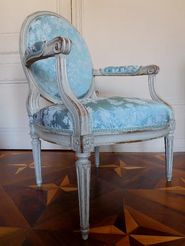 Paire de fauteuils médaillons à la Reine d'époque Louis XVI garnis de soie