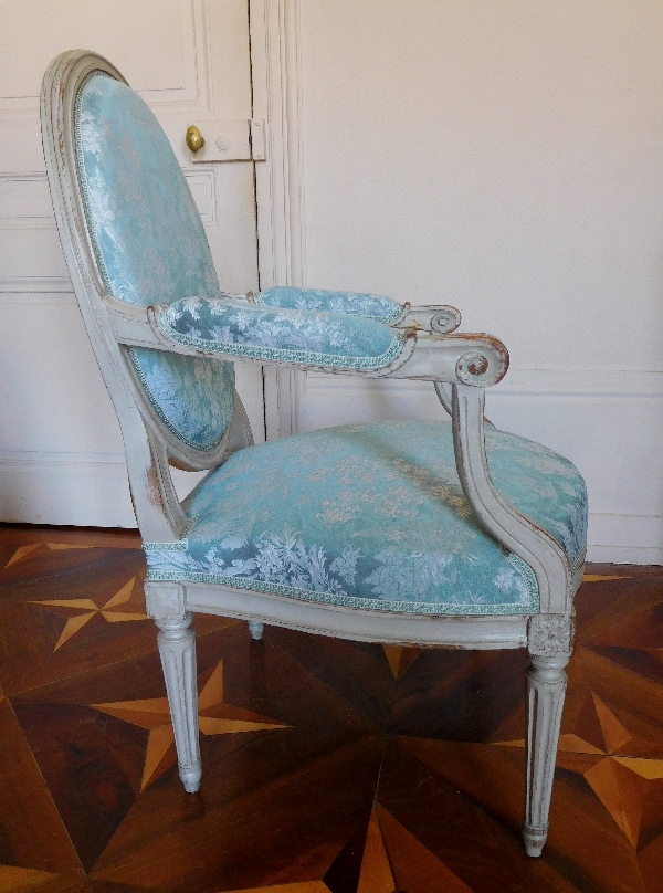 Paire de fauteuils médaillons à la Reine d'époque Louis XVI garnis de soie