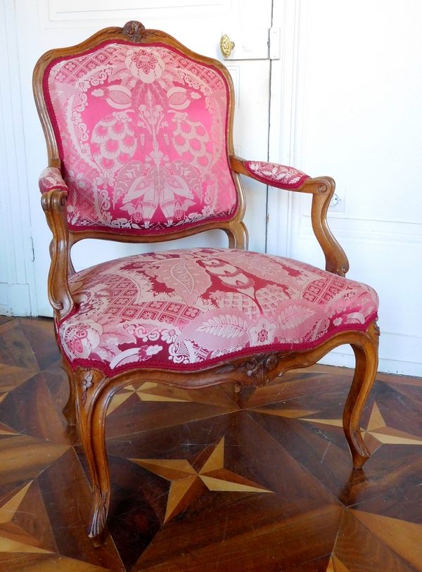 Paire de fauteuils à la Reine en noyer d'époque Louis XV - garniture de soie rouge