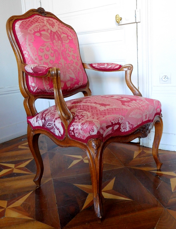 Paire de fauteuils à la Reine en noyer d'époque Louis XV - garniture de soie rouge