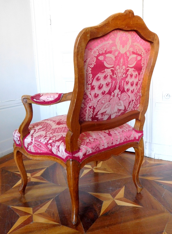 Paire de fauteuils à la Reine en noyer d'époque Louis XV - garniture de soie rouge