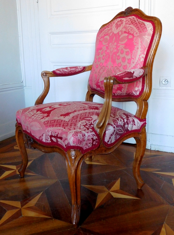 Paire de fauteuils à la Reine en noyer d'époque Louis XV - garniture de soie rouge