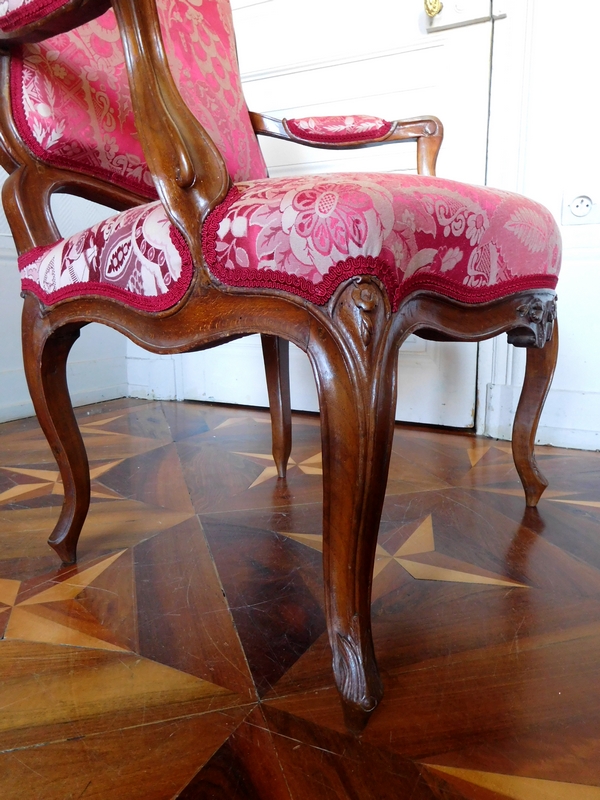 Paire de fauteuils à la Reine en noyer d'époque Louis XV - garniture de soie rouge