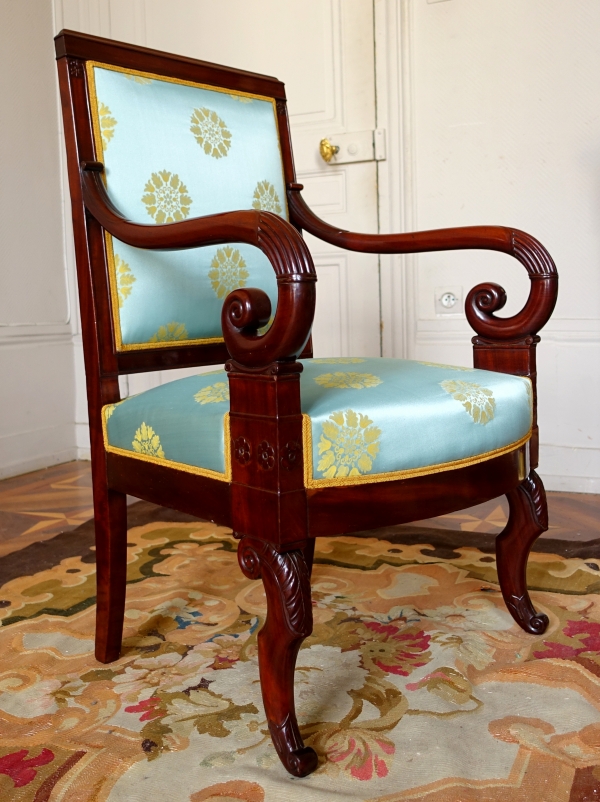 Paire de fauteuils en acajou à crosses d'époque Restauration attribués à Jeanselme