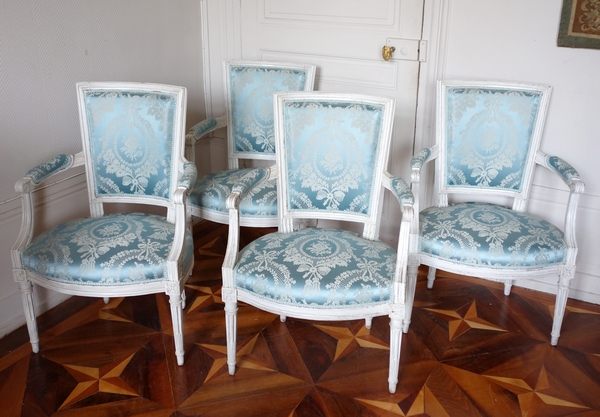 Salon de 4 fauteuils cabriolets d'époque Louis XVI à dossier en fer de pelle - travail parisien