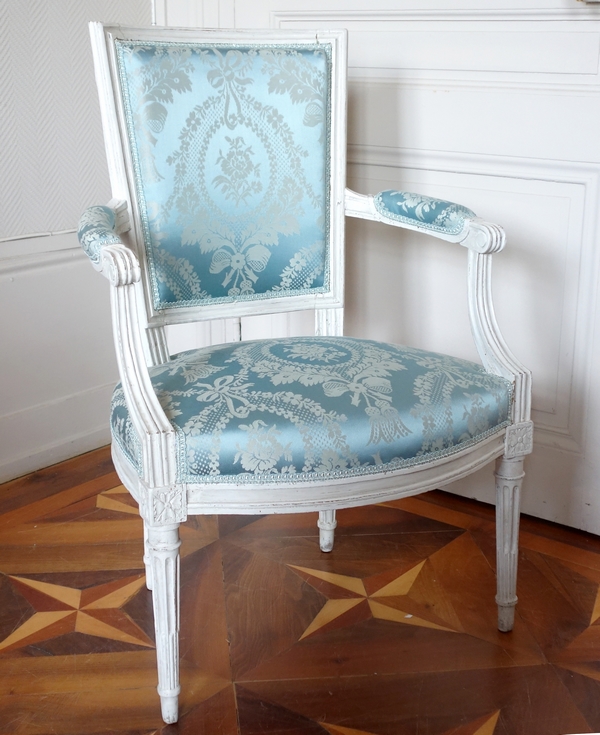 Set of 4 Louis XVI cabriolet armchairs covered with blue silk - France, late 18th century