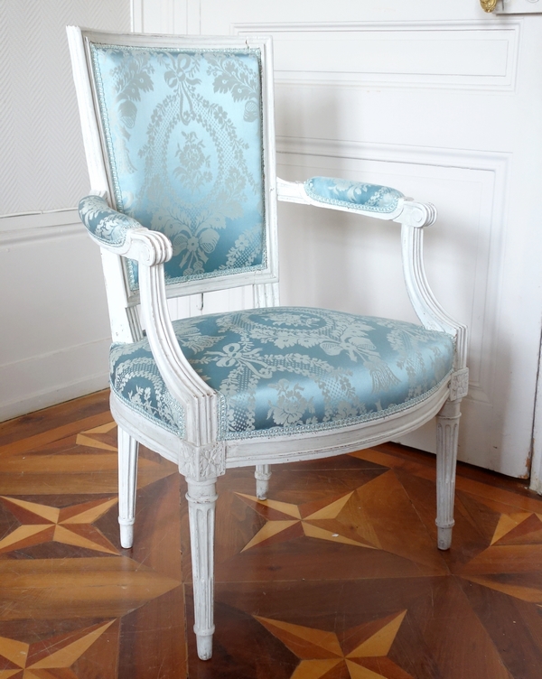 Set of 4 Louis XVI cabriolet armchairs covered with blue silk - France, late 18th century