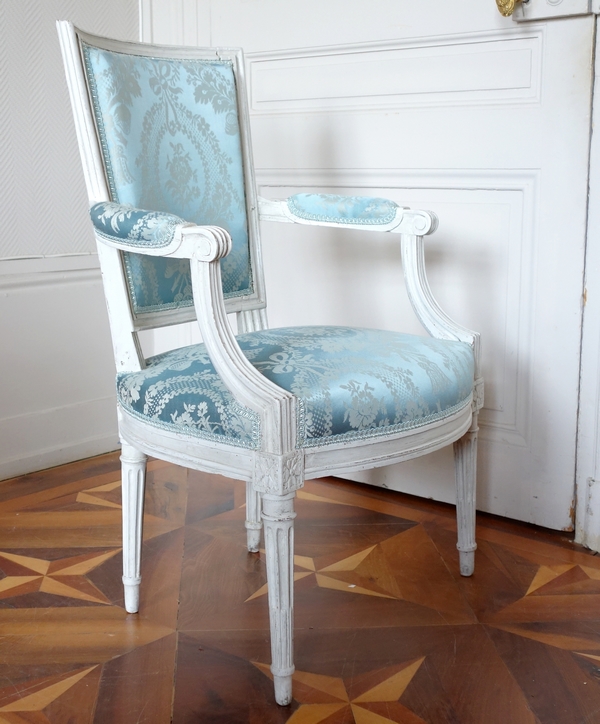 Set of 4 Louis XVI cabriolet armchairs covered with blue silk - France, late 18th century