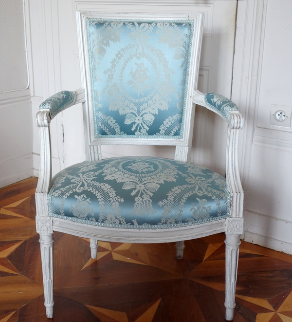 Set of 4 Louis XVI cabriolet armchairs covered with blue silk - France, late 18th century