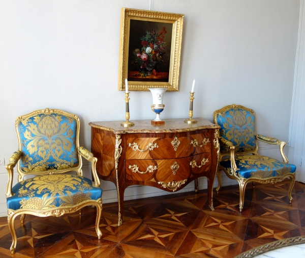 Louis XV seats set : 7 gold leaf gilt wood pieces, Tassinari & Chatel silk