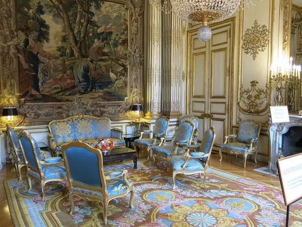 Louis XV seats set : 7 gold leaf gilt wood pieces, Tassinari & Chatel silk