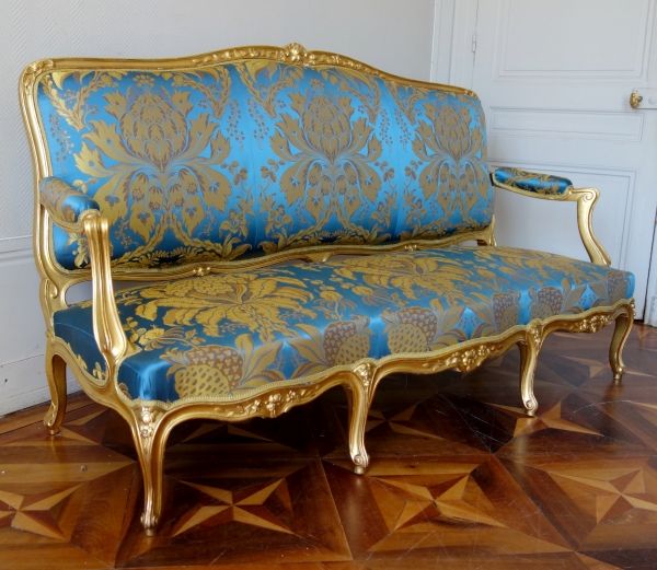 Louis XV seats set : 7 gold leaf gilt wood pieces, Tassinari & Chatel silk