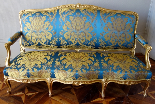 Louis XV seats set : 7 gold leaf gilt wood pieces, Tassinari & Chatel silk