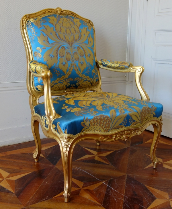 Mobilier de salon Louis XV en bois doré sur le modèle du palais de l'Elysée (salon Pompadour)