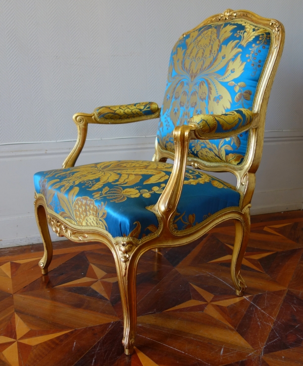 Louis XV seats set : 7 gold leaf gilt wood pieces, Tassinari & Chatel silk