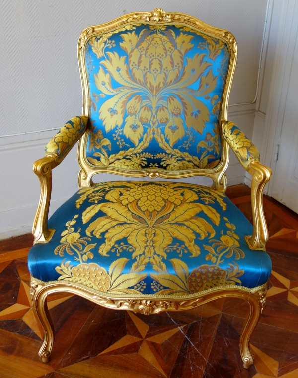 Louis XV seats set : 7 gold leaf gilt wood pieces, Tassinari & Chatel silk