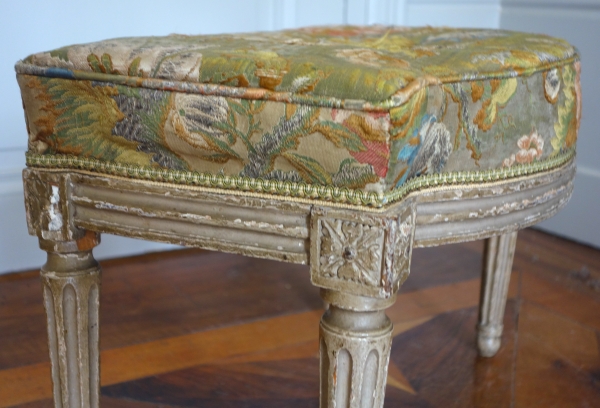Louis XVI stool for a canopy bed - 18th century