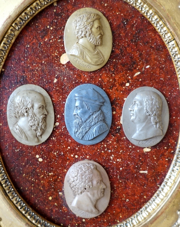 Camées à l'antique dans un cadre Empire, souvenir du Grand Tour sur fond porphyre