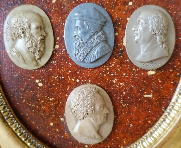 Camées à l'antique dans un cadre Empire, souvenir du Grand Tour sur fond porphyre