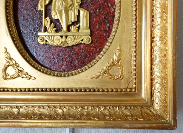 Belisaire en bronze doré au mercure dans un cadre Empire sur fond porphyre