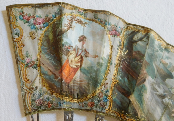 Eventail en nacre et gouache d'époque Louis XVI dans sa boîte cadre en bois doré