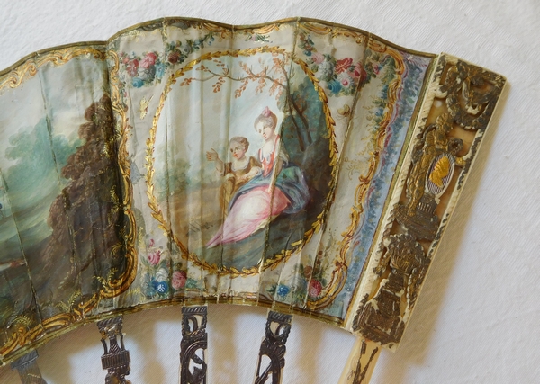 Eventail en nacre et gouache d'époque Louis XVI dans sa boîte cadre en bois doré