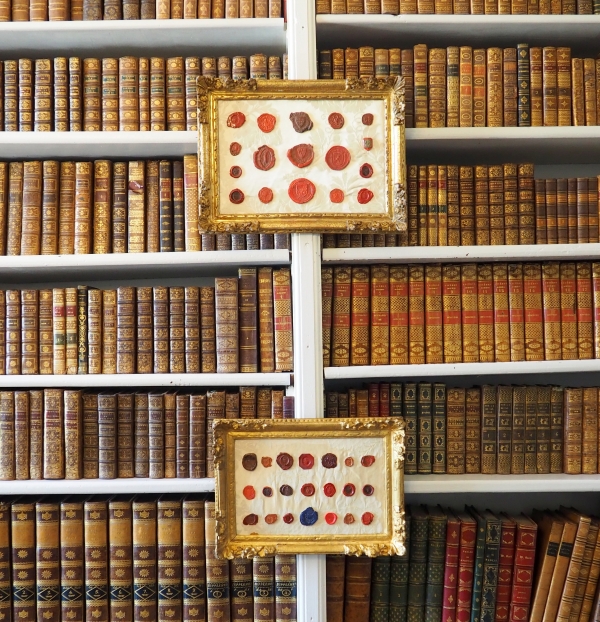 Heraldry : antique coat of arms stamps set into a Louis XIV gilt wood frame 