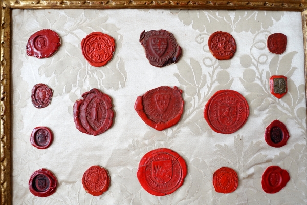 Heraldry : antique coat of arms stamps set into a Louis XIV gilt wood frame 