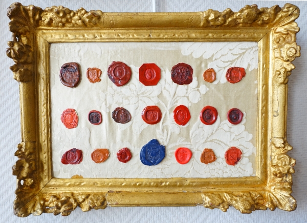 Heraldry : antique coat of arms stamps set into a Louis XIV gilt wood frame 