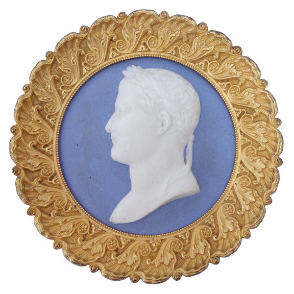 Grand médaillon portrait de l'Empereur Napoléon Ier en biscuit polychrome et bronze doré au mercure