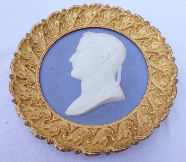 Grand médaillon portrait de l'Empereur Napoléon Ier en biscuit polychrome et bronze doré au mercure