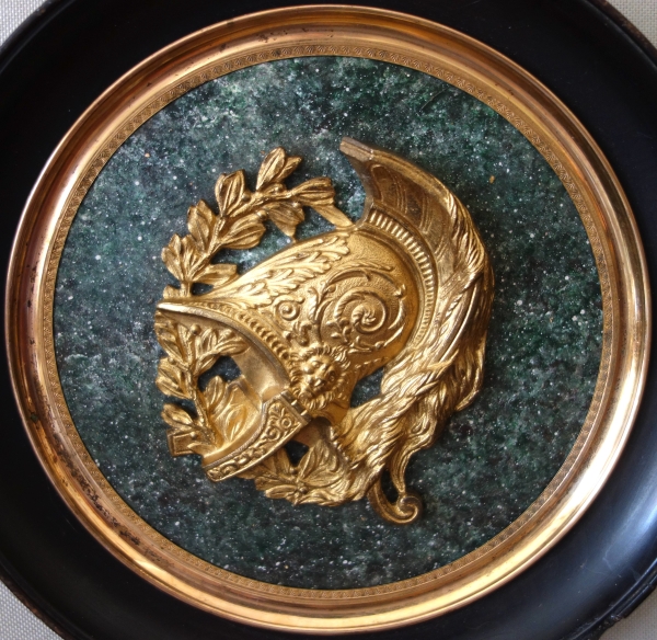 Grand médaillon à l'antique souvenir du Grand Tour - casque à l'antique en bronze doré sur fond porphyre