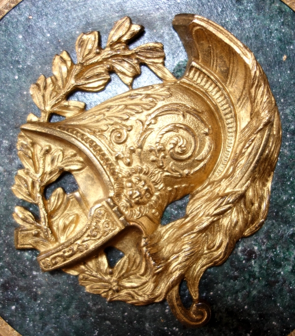 Grand médaillon à l'antique souvenir du Grand Tour - casque à l'antique en bronze doré sur fond porphyre