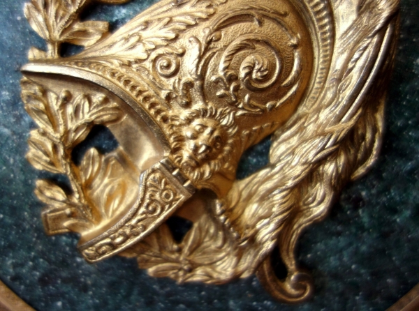 Grand médaillon à l'antique souvenir du Grand Tour - casque à l'antique en bronze doré sur fond porphyre