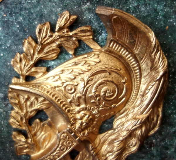 Grand médaillon à l'antique souvenir du Grand Tour - casque à l'antique en bronze doré sur fond porphyre