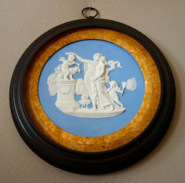 Important médaillon néoclassique en biscuit de Wedgwood - Venus et Apollon - 26cm
