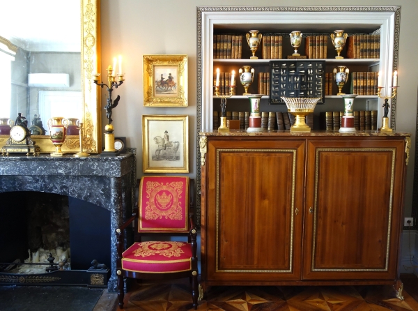 Gravure gouachée d'époque Restauration : officiers supérieurs à cheval - beau cadre en bois doré