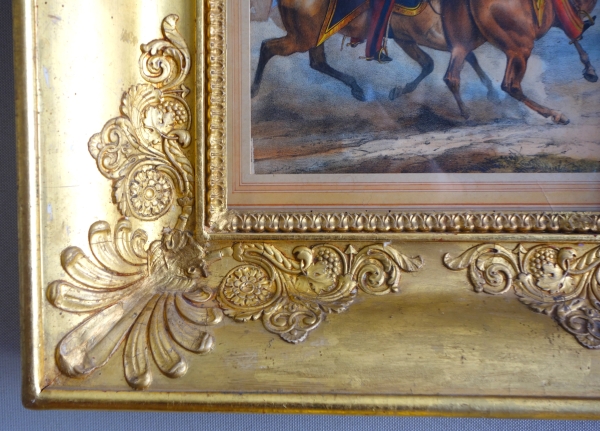Gravure gouachée d'époque Restauration : officiers supérieurs à cheval - beau cadre en bois doré
