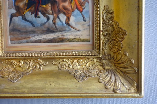 Gravure gouachée d'époque Restauration : officiers supérieurs à cheval - beau cadre en bois doré
