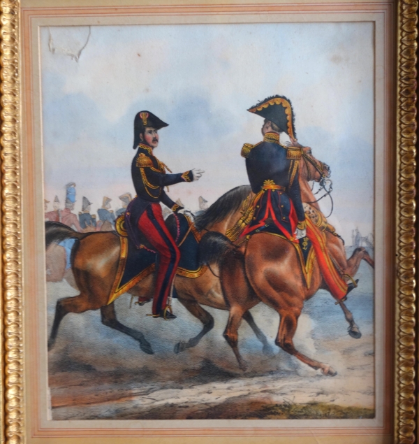 Gravure gouachée d'époque Restauration : officiers supérieurs à cheval - beau cadre en bois doré