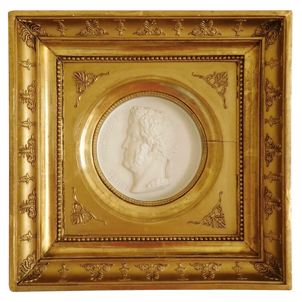 Sèvres : grande médaille portrait du Roi Louis-Philippe en biscuit, cadre Empire en bois doré