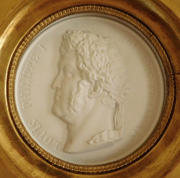 Sèvres : grande médaille portrait du Roi Louis-Philippe en biscuit, cadre Empire en bois doré