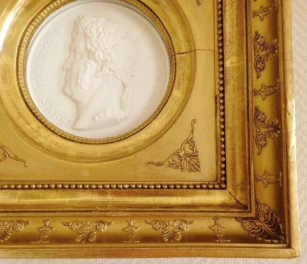 Sèvres : grande médaille portrait du Roi Louis-Philippe en biscuit, cadre Empire en bois doré