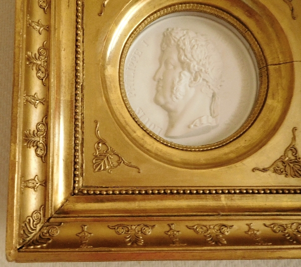 Sèvres : grande médaille portrait du Roi Louis-Philippe en biscuit, cadre Empire en bois doré