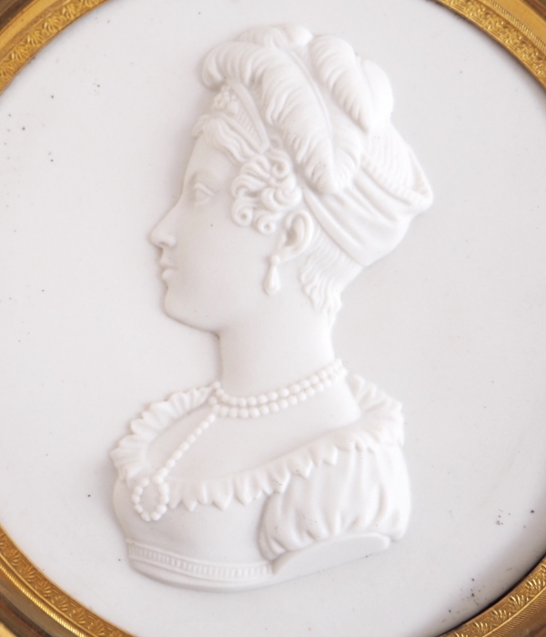 Sèvres : important portrait royaliste, miniature de la Duchesse de Berry en biscuit - signée