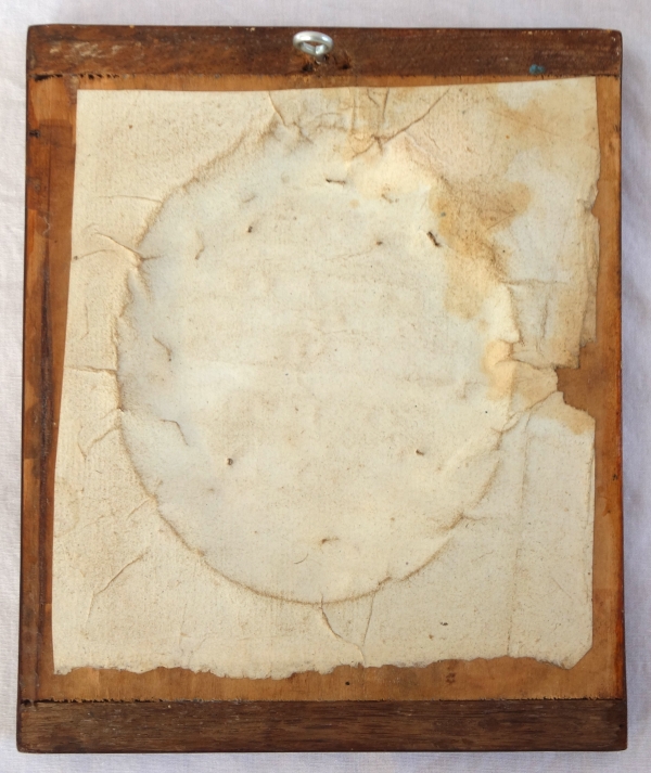 Miniature trophée de dauphins en bronze doré sur fond porphyre dans cadre en citronnier