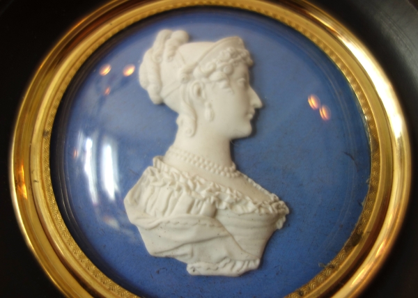 Sèvres : portrait miniature royaliste de la Duchesse d'Angoulême en biscuit façon Wedgwood