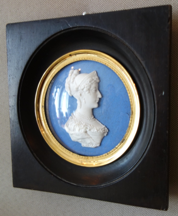 Sèvres : portrait miniature royaliste de la Duchesse d'Angoulême en biscuit façon Wedgwood