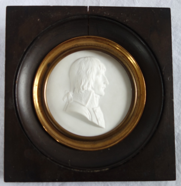 Sèvres : portrait miniature du Général Napoléon Bonaparte en biscuit - signé